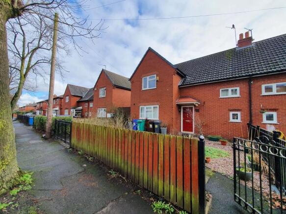 Charming red brick semi-detached house with a n...