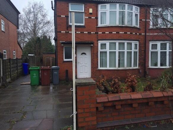 Charming red brick semi-detached house featurin...