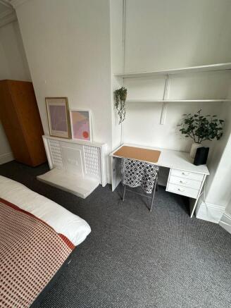 A well-maintained double bedroom featuring a co...