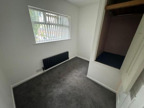 A tidy and bright single bedroom featuring a wi...