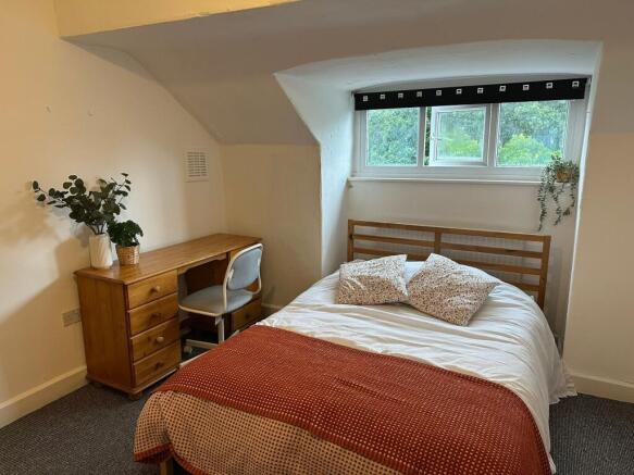 Cozy bedroom featuring a comfortable double bed...