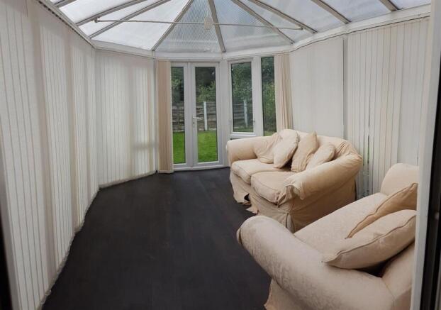 A cozy and well-maintained conservatory-style l...