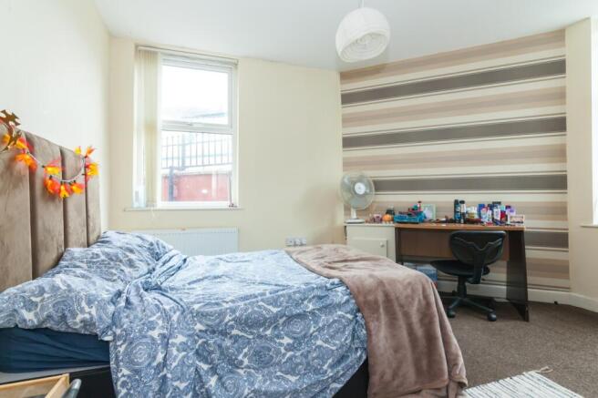 A cozy double bedroom featuring a comfortable b...