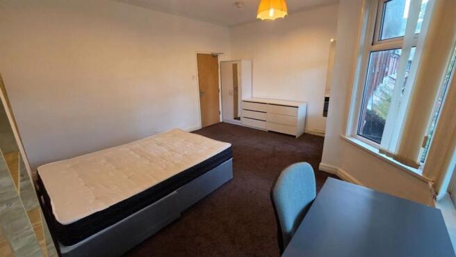 Bright, well-presented double bedroom with a la...