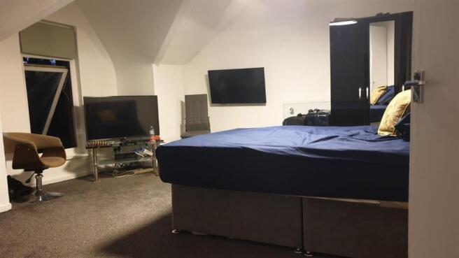 Spacious, well-presented bedroom with a comfort...