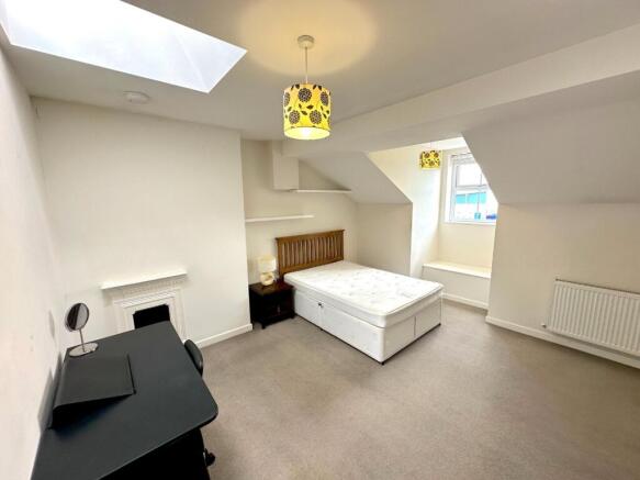 Bright, recently redecorated double bedroom wit...