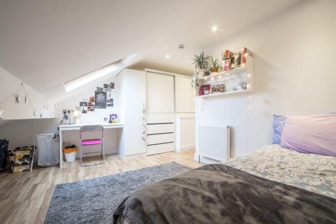 Bright, neatly presented double bedroom in a lo...
