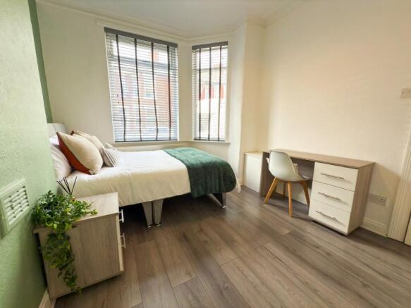 Bright, neatly presented double bedroom with a ...