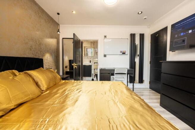 A spacious and inviting large double bedroom wi...