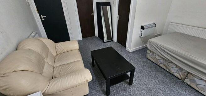 Bright, simply furnished room with a comfortabl...