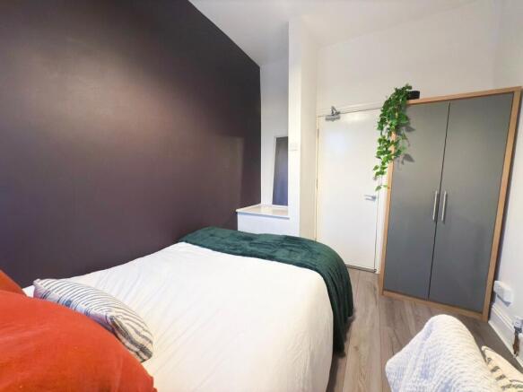 Well-presented double bedroom with a comfy whit...