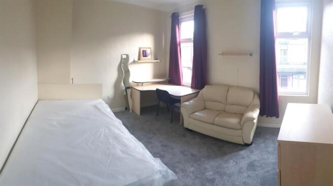 Bright, tidy double bedroom with a comfortable ...