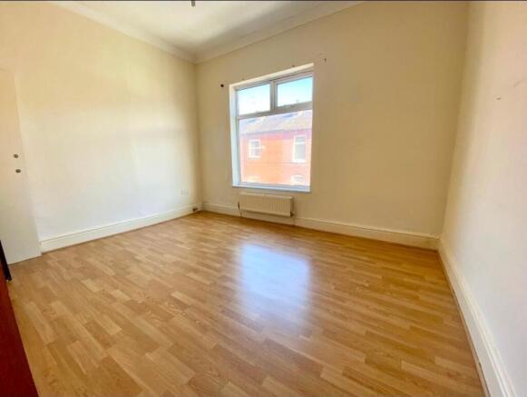 Bright, well-presented bedroom with large windo...