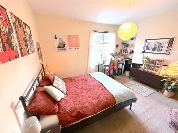 Bright, well-decorated double bedroom with a co...