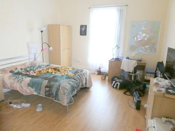 Bright, airy double bedroom with wooden floors,...