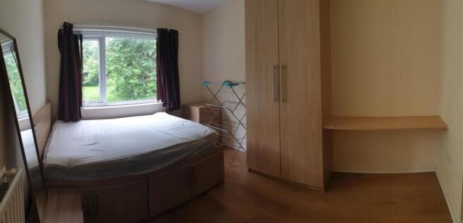 Bright, tidy double bedroom with a comfortable ...