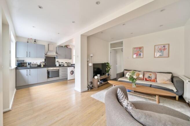 https://apollo.street.co.uk/street-live/tr:pr-true,n-property_small_fill_crop/properties/general/30448368/1294156-14-6841bef2d1011.jpg