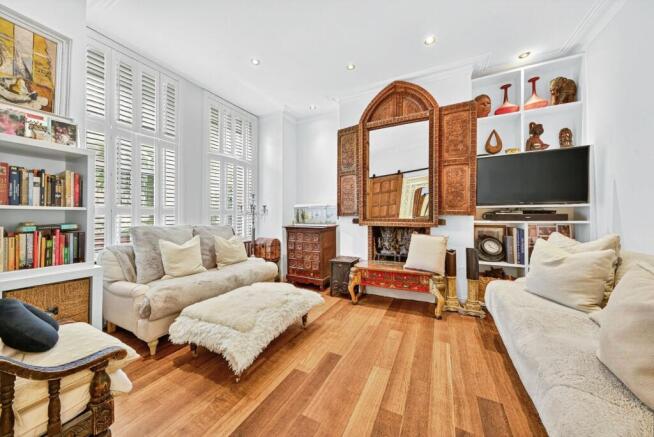 84 Upper Floors - Living