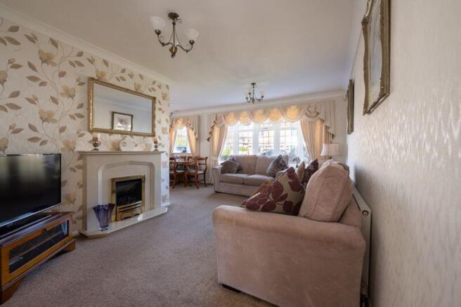 'L' SHAPED LOUNGE/DINING AREA...