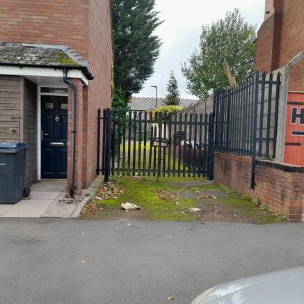 Small Secure Yard To Let