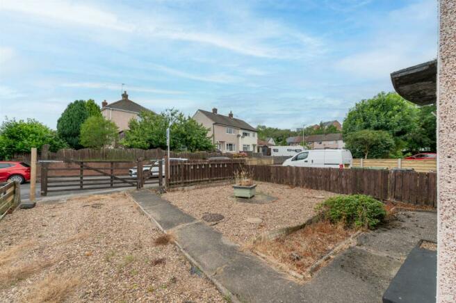 Front Garden & Gravelled Drive