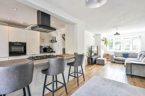 De Lara Way, Woking, GU21