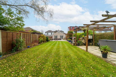 Common Lane, New Haw, KT15