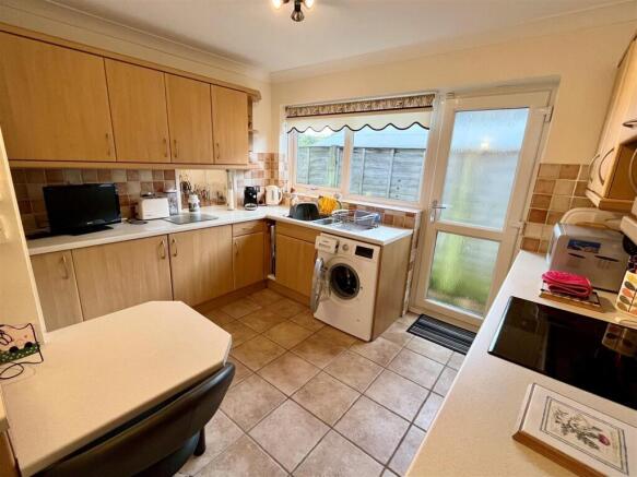 3. Kitchen 2.jpg