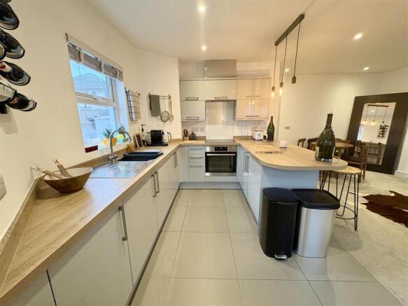3. kitchen2.jpg
