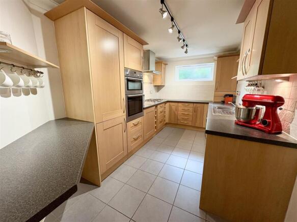 3. KITCHEN.jpg