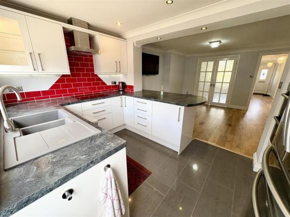 4. kitchen diner.jpg