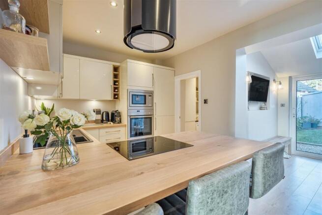 2. 1382200-15-691f443ebec7f.jpg