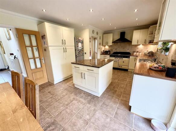 2. kitchen diner2.jpg