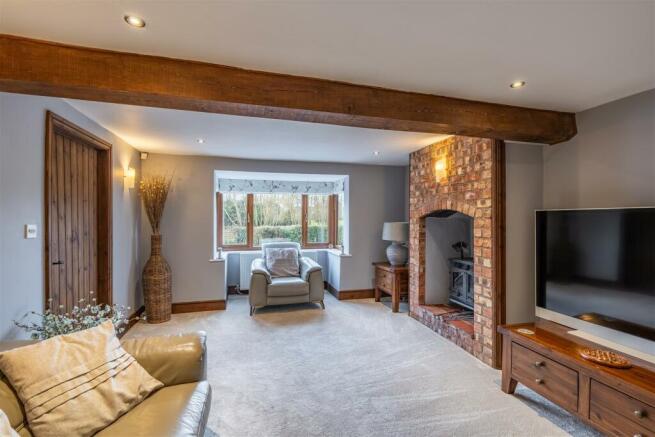 6MR LIVING ROOM.JPG