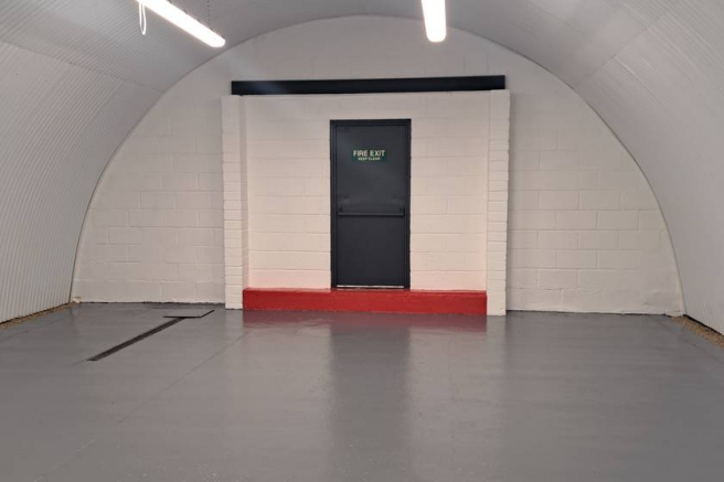 An empty arch with white lining