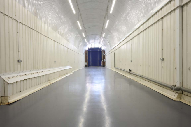 An empty arch with white lining