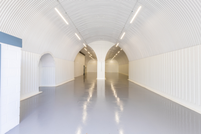 An empty arch with white lining, made up of two interlinked arches.