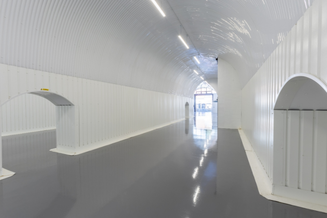 An empty arch with white lining