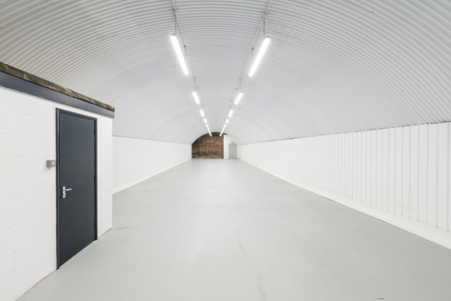 An empty arch with white lining