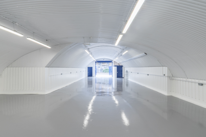 An empty arch with white lining