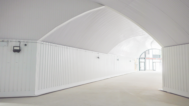 An empty arch with white lining