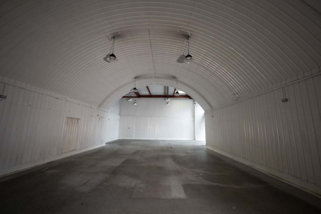 An empty arch with white lining