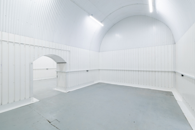 An empty arch with lining, made up of two interlinked arches