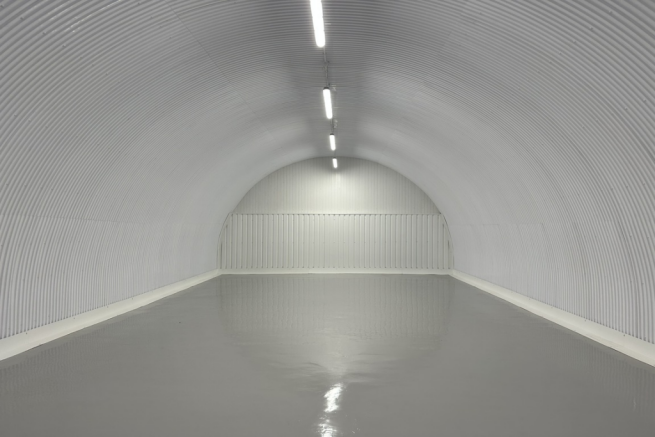 An empty arch with white lining