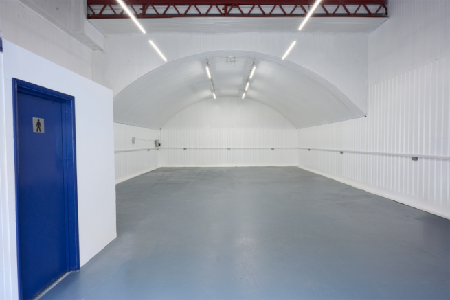 An empty arch with white lining