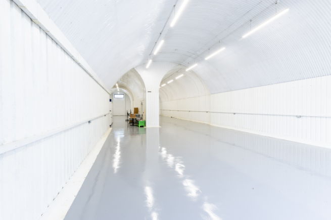 An empty arch with white lining