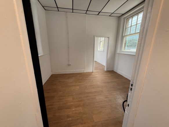 An empty arch with white lining