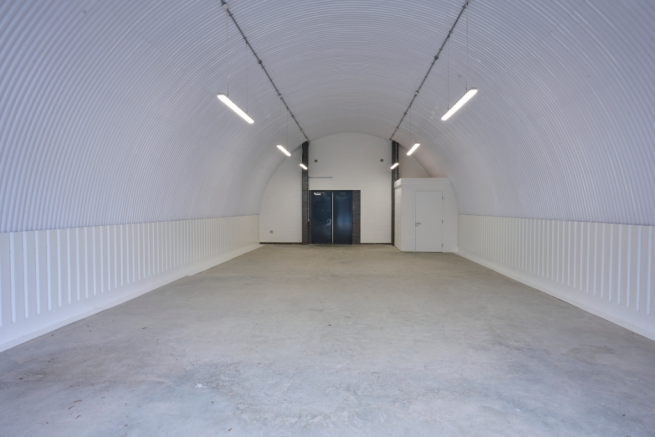 An empty arch with white lining