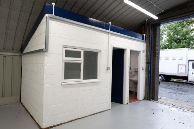 An empty arch with white lining