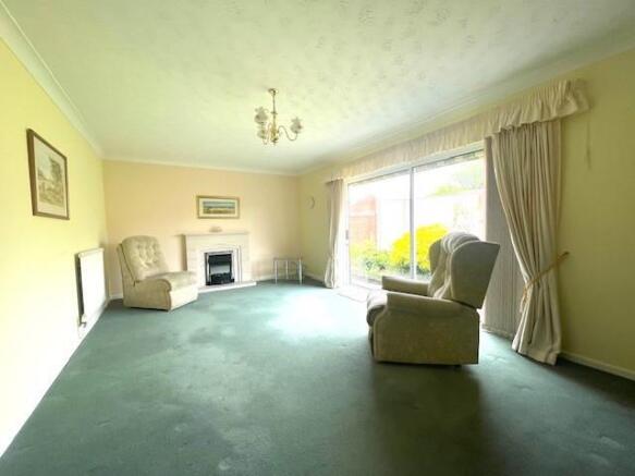 LOUNGE/DINING ROOM